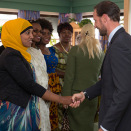 Kronprinsparet fikk hilse på flere av innvandrermødrene på Frivilighetsentralen (Foto: Terje Bendiksby / NTB scanpix)